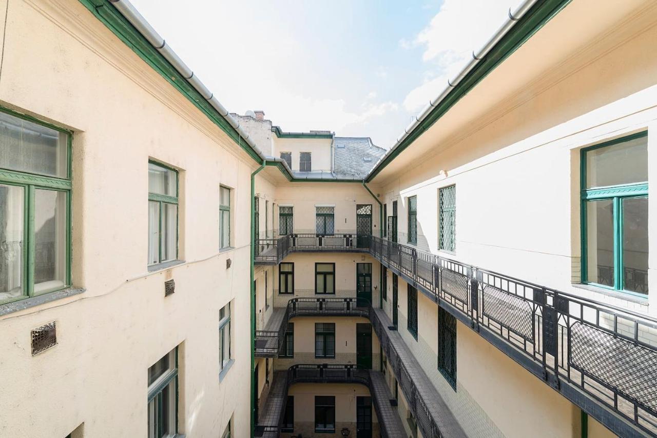 Váci Street Premier