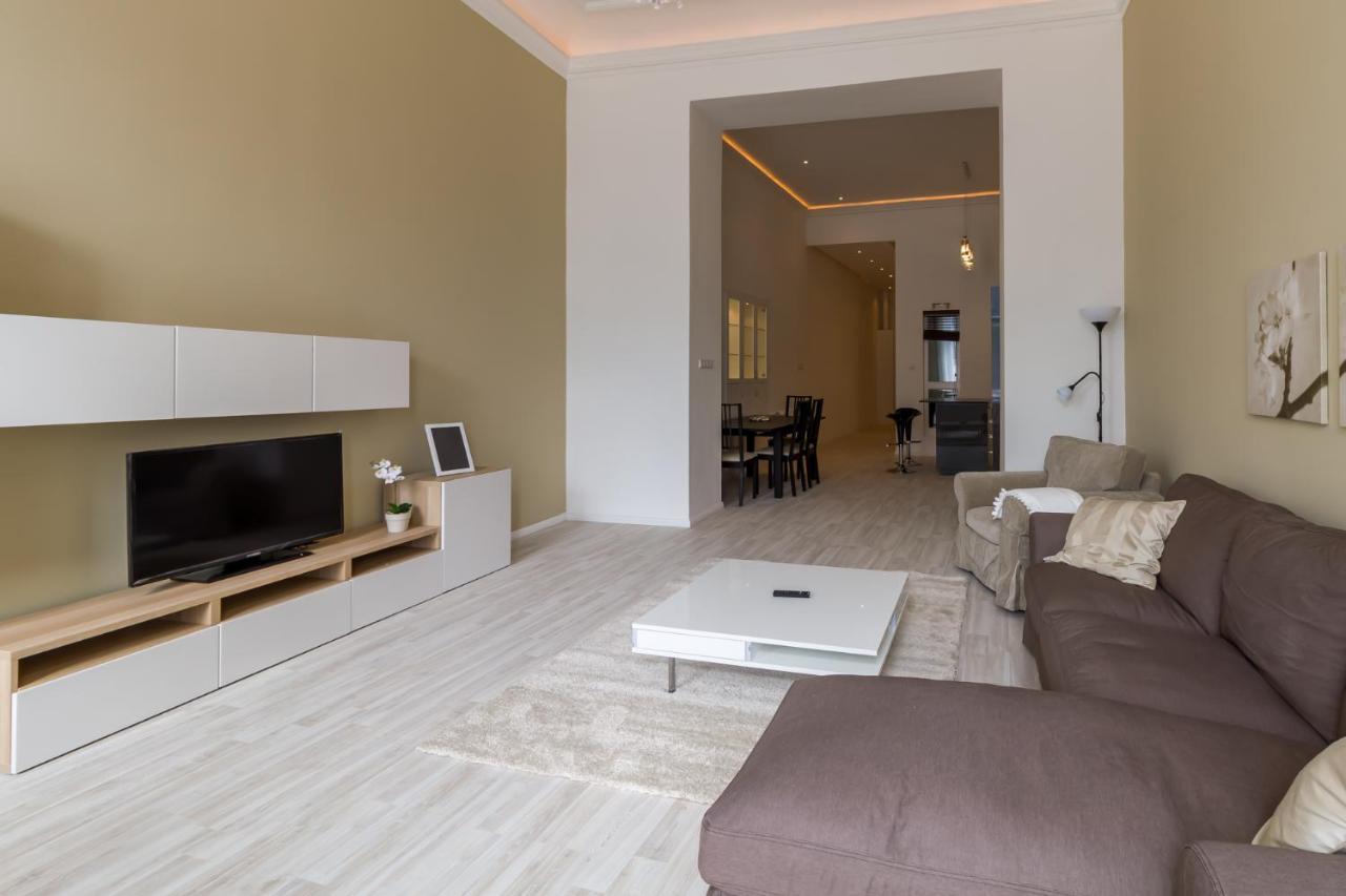 Spacious Riverside Residency - Magnificent View