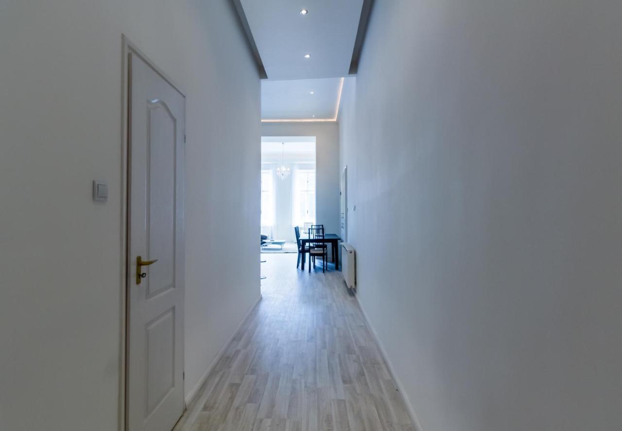 Spacious Riverside Residency - Magnificent View