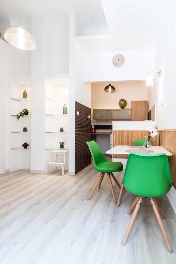Leda's Next To The Danube And Fashion Street Apartman