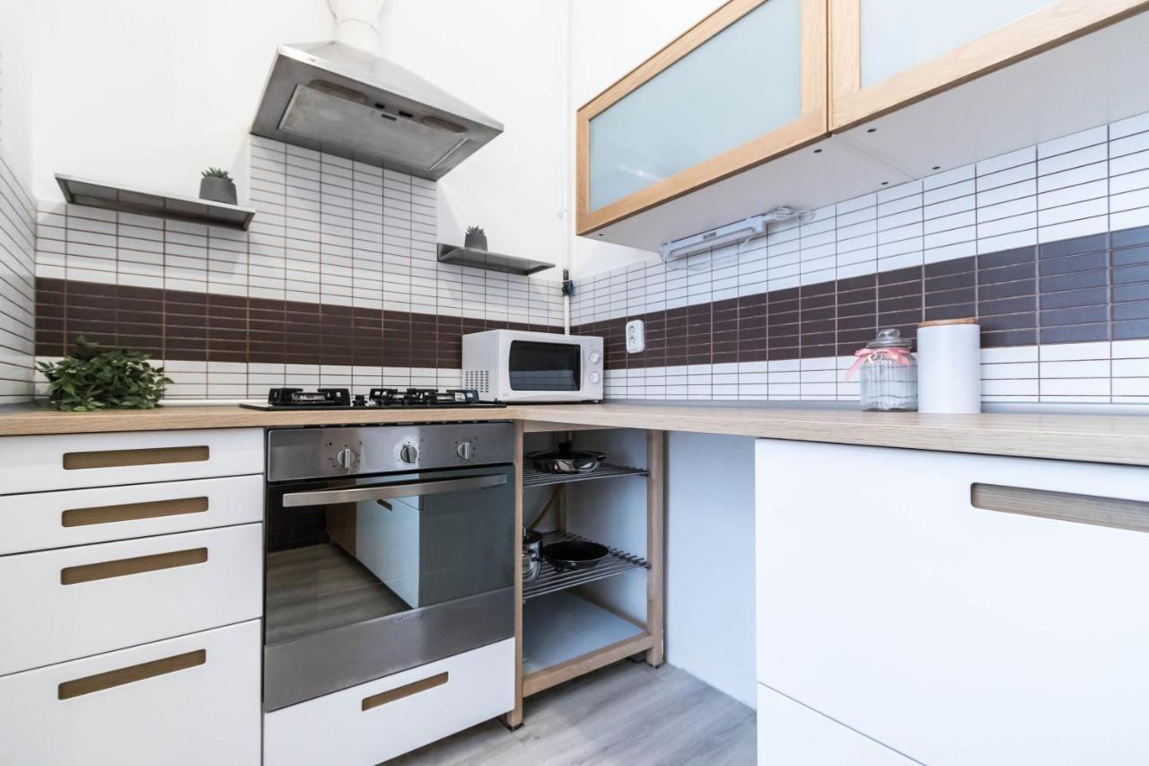 Leda's Next To The Danube And Fashion Street Apartman *