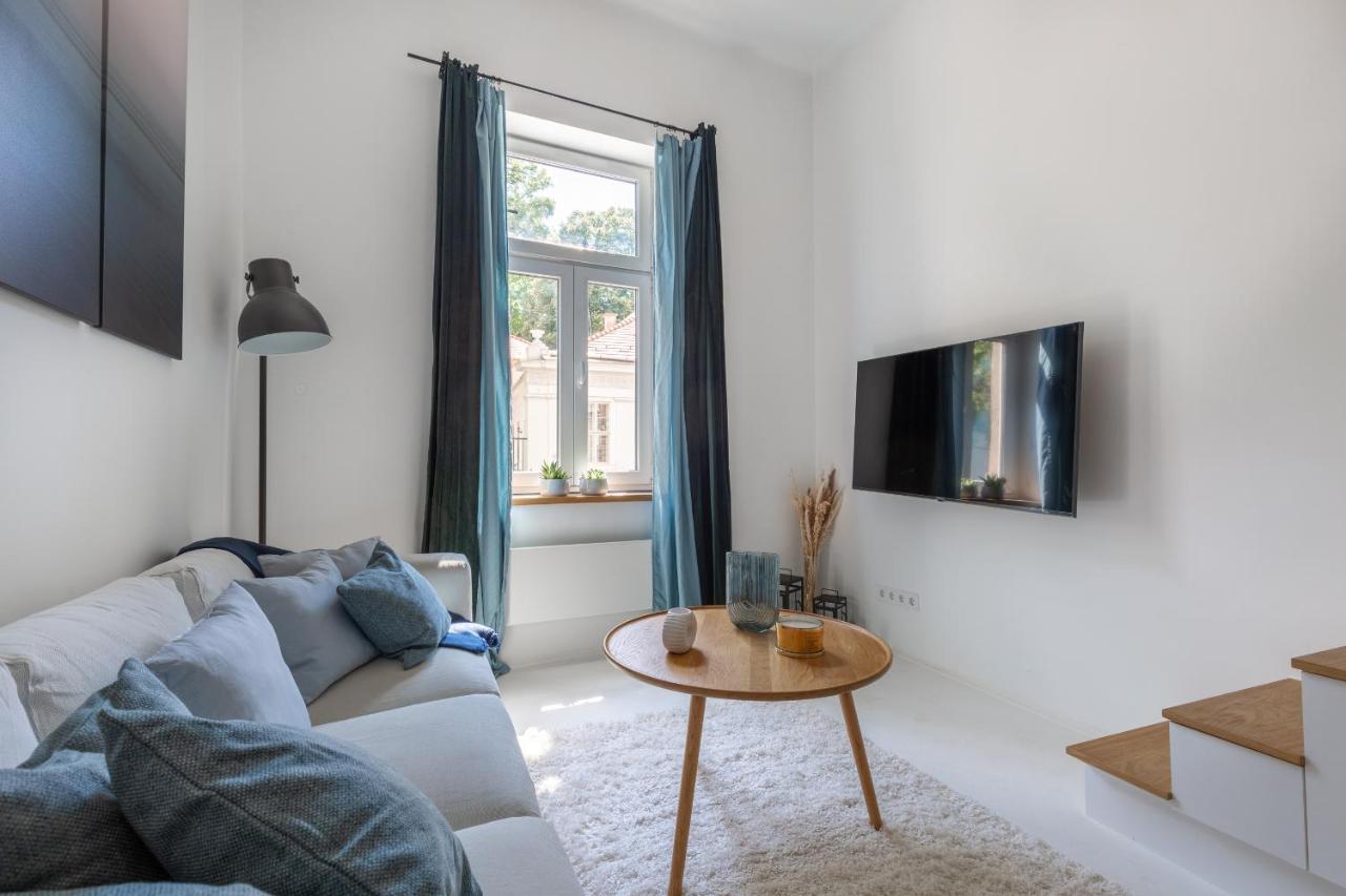 Black And White Apartman