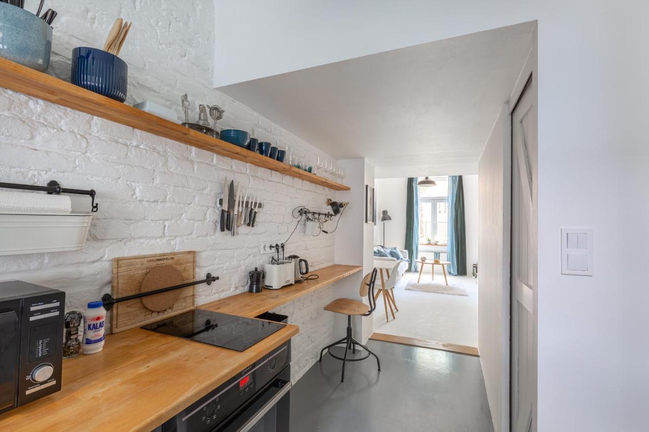 Apartman Black And White