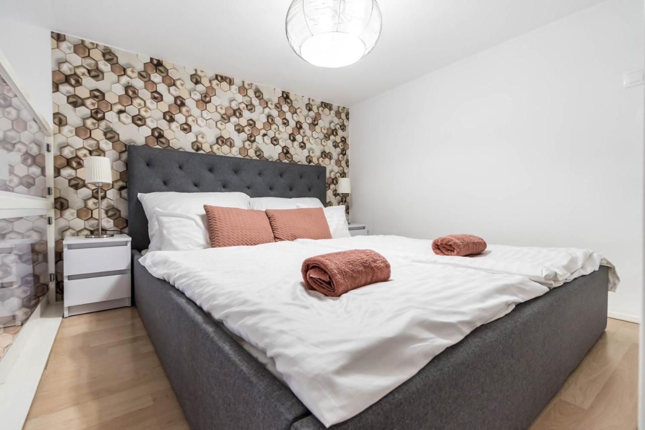 Leda's Next To The Danube And Fashion Street Apartman *