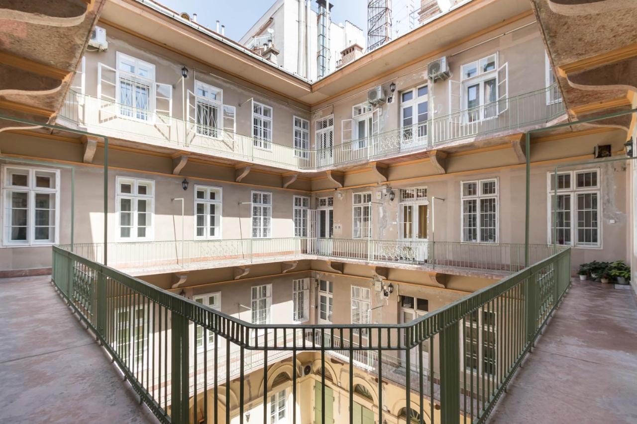 Leda's Next To The Danube And Fashion Street Apartman