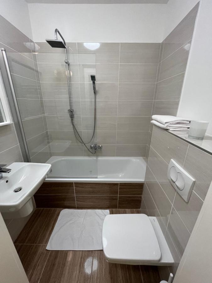 B 205, In The Heart Of The Jewish Quarter Apartment *