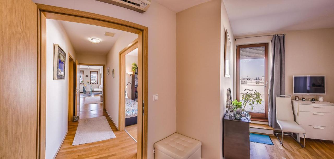 With Private 90 Sqm Rooftop, Free Parking And Air Condition Budapest