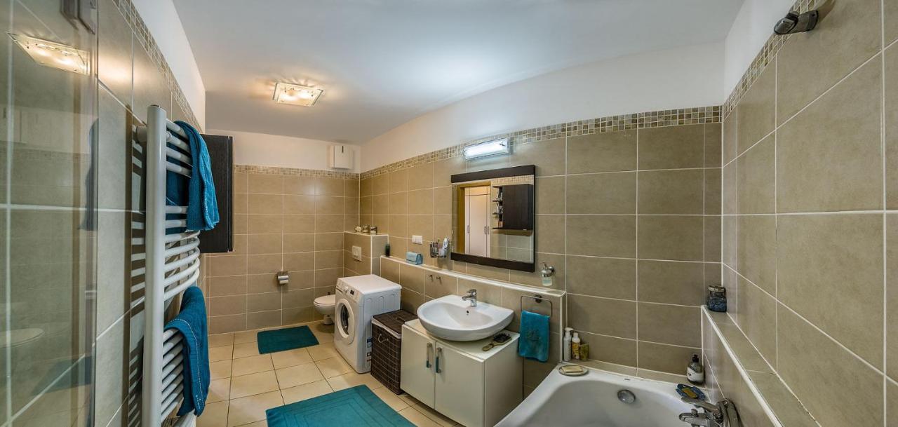 With Private 90 Sqm Rooftop, Free Parking And Air Condition Apartamento *