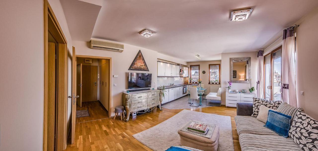 Apartamento With Private 90 Sqm Rooftop, Free Parking And Air Condition Budapest