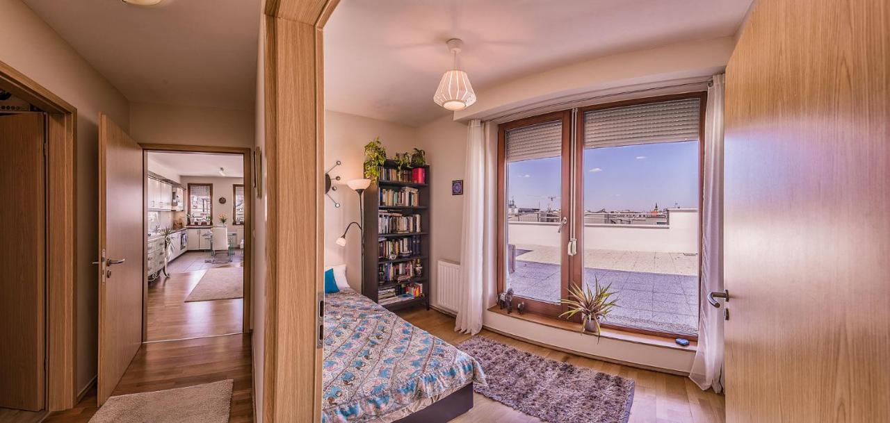 With Private 90 Sqm Rooftop, Free Parking And Air Condition Apartamento