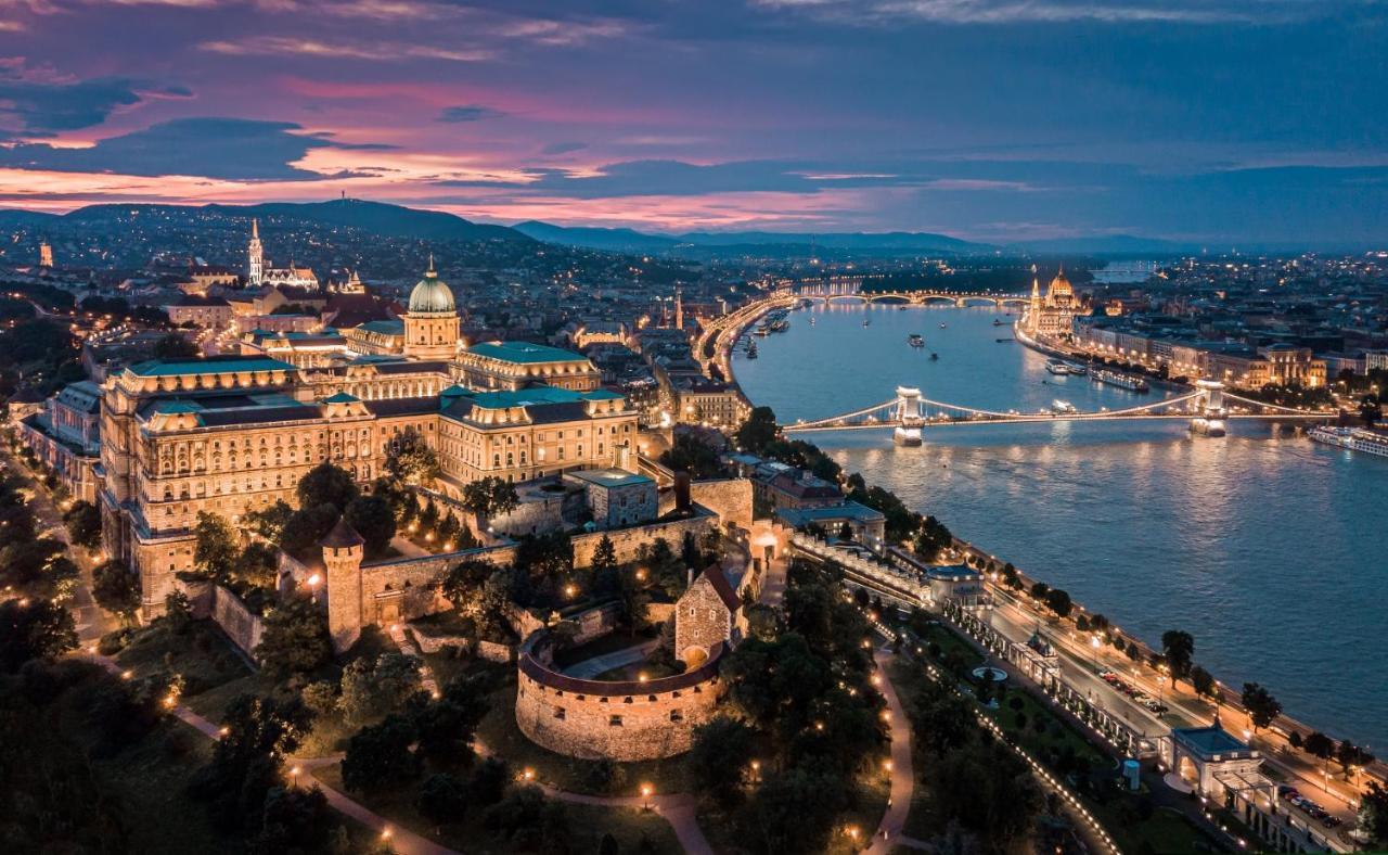 Premium Buda Castle