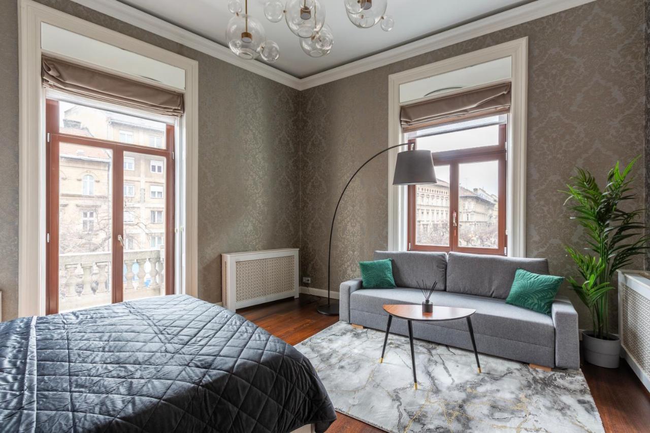 Luxury With Balcony Next To The New York Cafe *