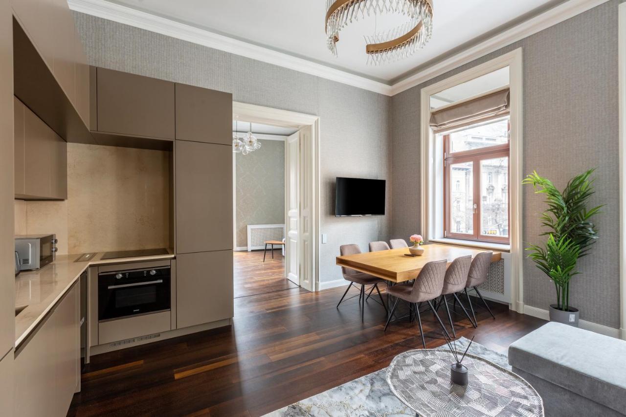Luxury With Balcony Next To The New York Cafe Budapest