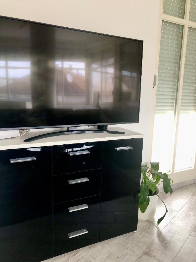 Bright, Spacious 3 Bedroom, Garage Appartement Boedapest