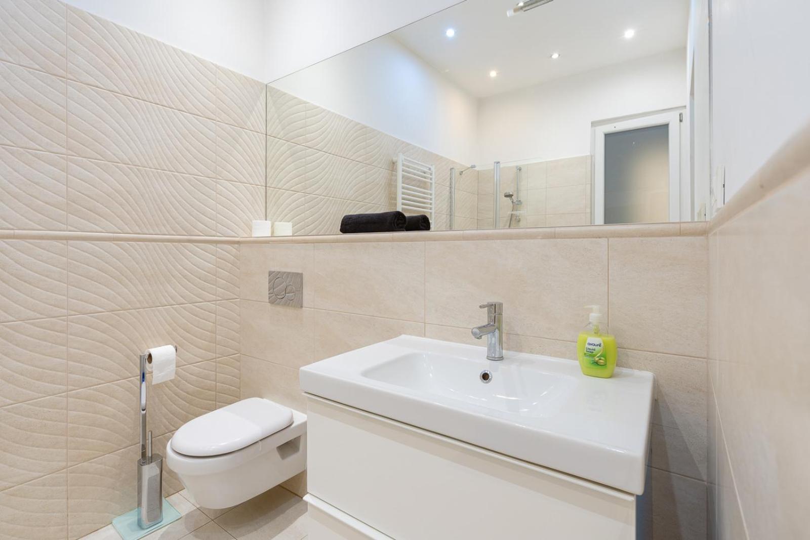 Garys Bright And Spacious Two Bedroom Flat Near Danube Appartement Budapest