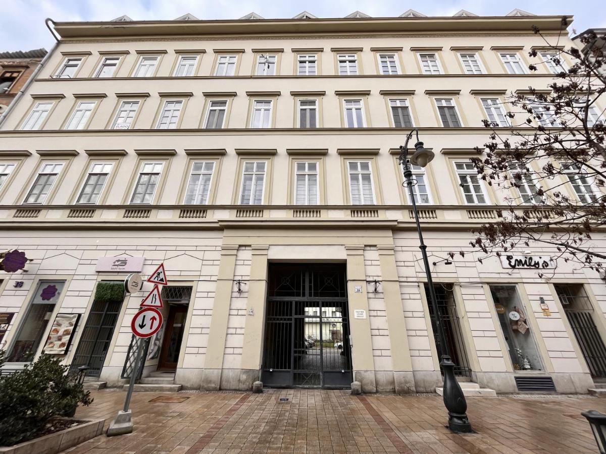 Luxury Quentin 3 Bedrm, 2 Bathrm * Budapest