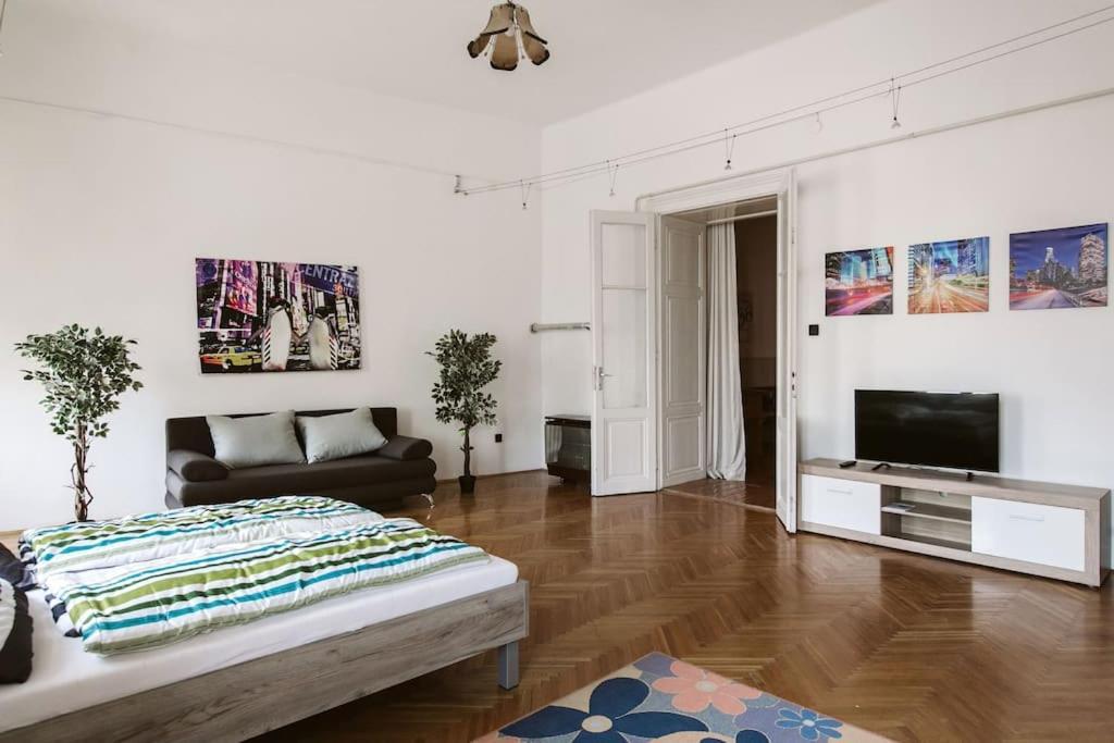 Gigantic Modern For Up To 10 Guests Next To Basilica! *