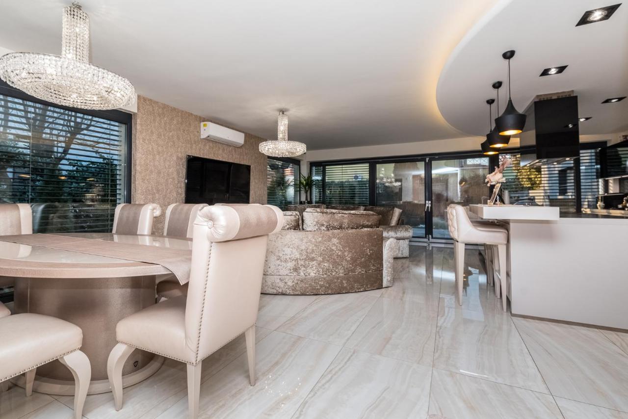 Vila Oasis Of Streamside Relaxation