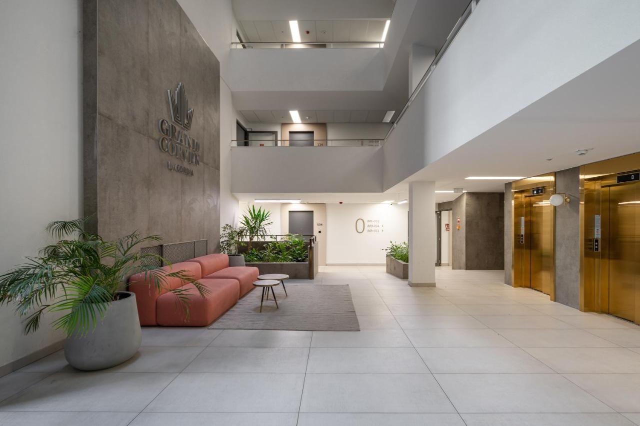 Grand Corvin With Balcony Apartment