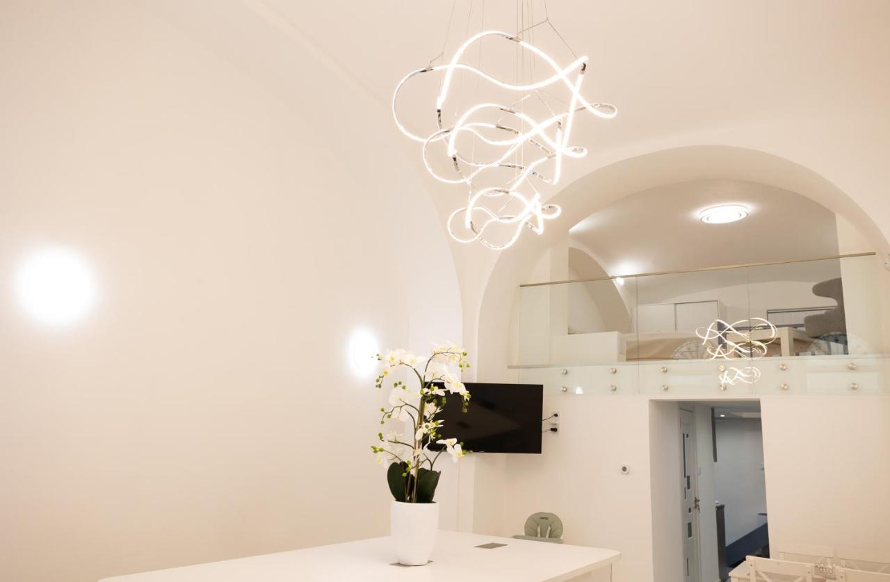 Parliament Exclusive Gallery Apartment *