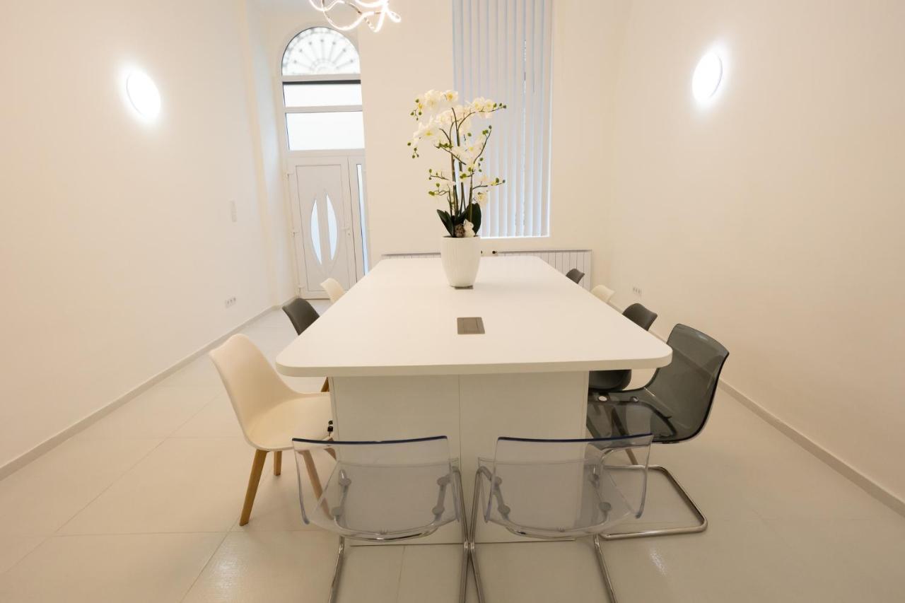 Parliament Exclusive Gallery Apartment *