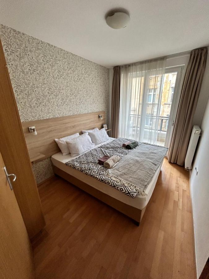 Danube Dwelling Akacfa 26 - Private Indoor Garage Apartment