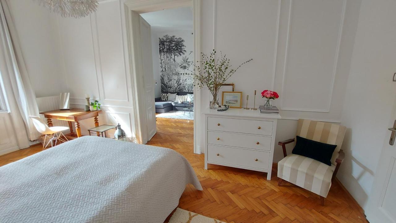 Classic Elegance With Synagogue View By Astoria Lejlighed