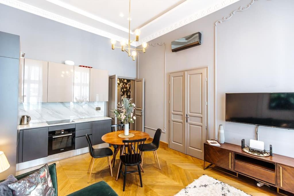 Luxury Andrassy 2 Bedroom Appartement