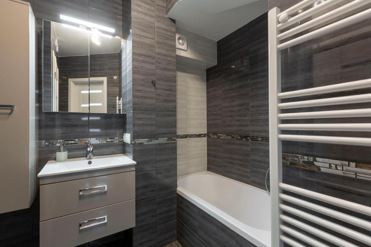 Luxurious Karoly In The Heart Of *