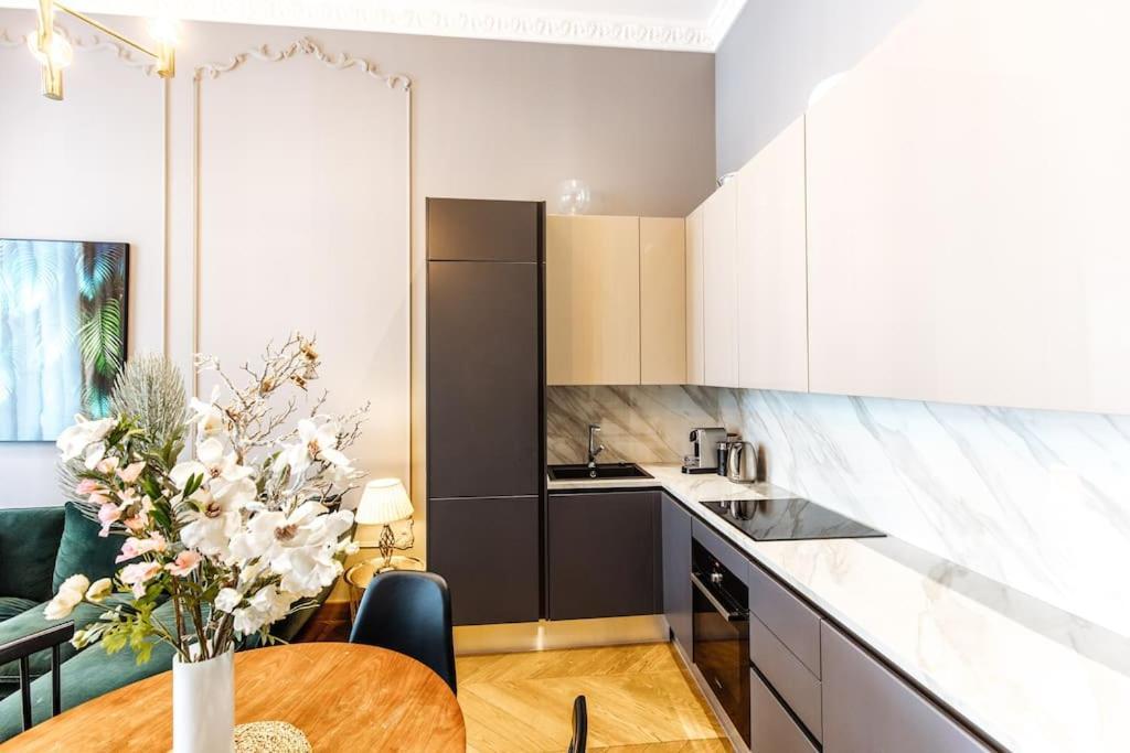 Luxury Andrassy 2 Bedroom Appartement *