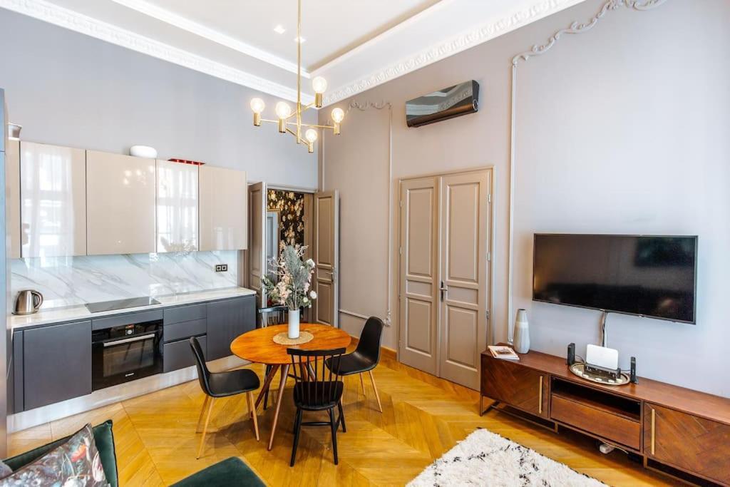 Luxury Andrassy 2 Bedroom Appartement