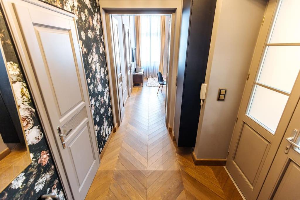 Luxury Andrassy 2 Bedroom Appartement *