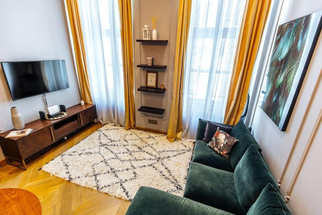 Luxury Andrassy 2 Bedroom Appartement *