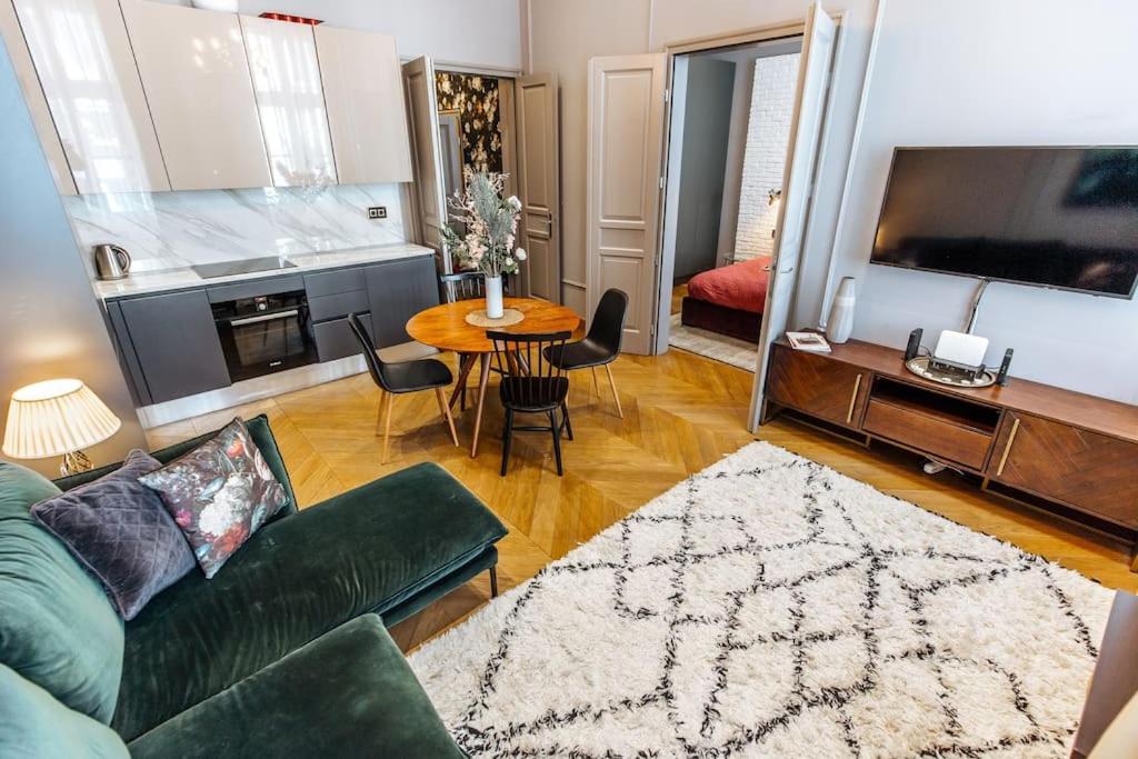 Luxury Andrassy 2 Bedroom Appartement *