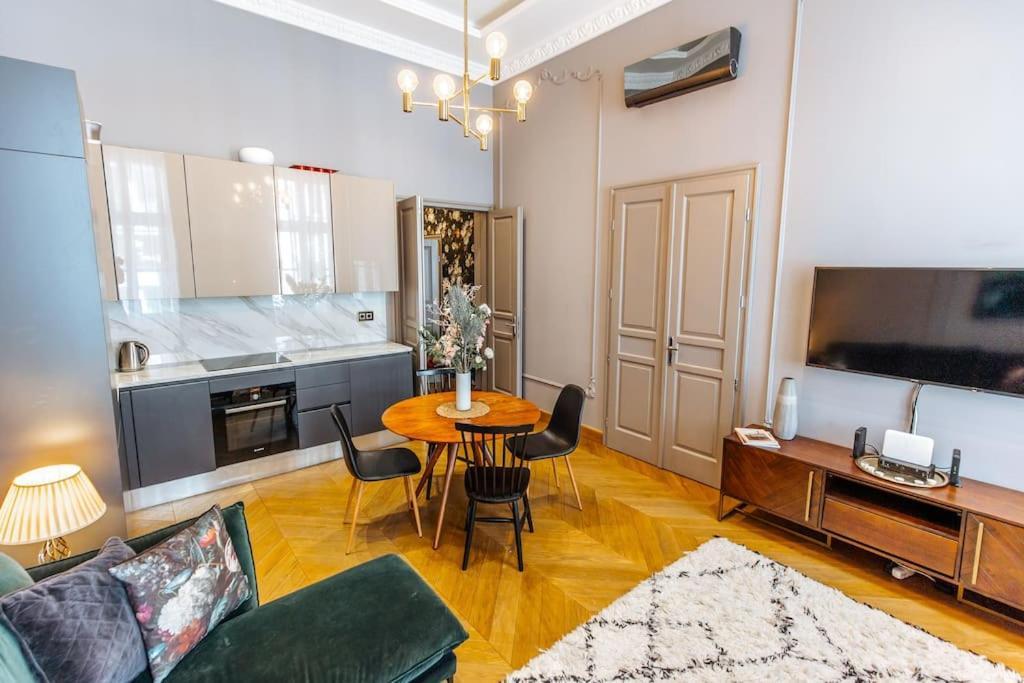 Luxury Andrassy 2 Bedroom Appartement