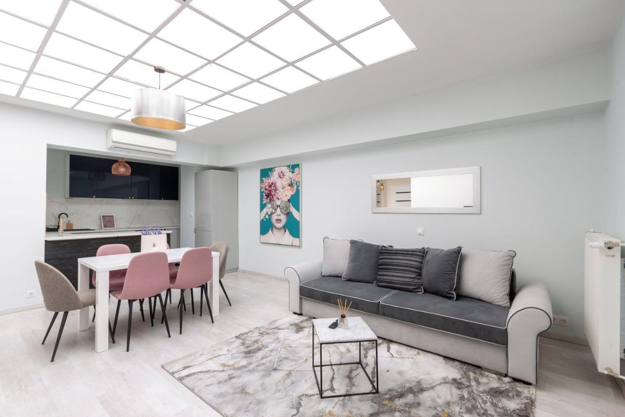 Luxurious Karoly In The Heart Of Apartment