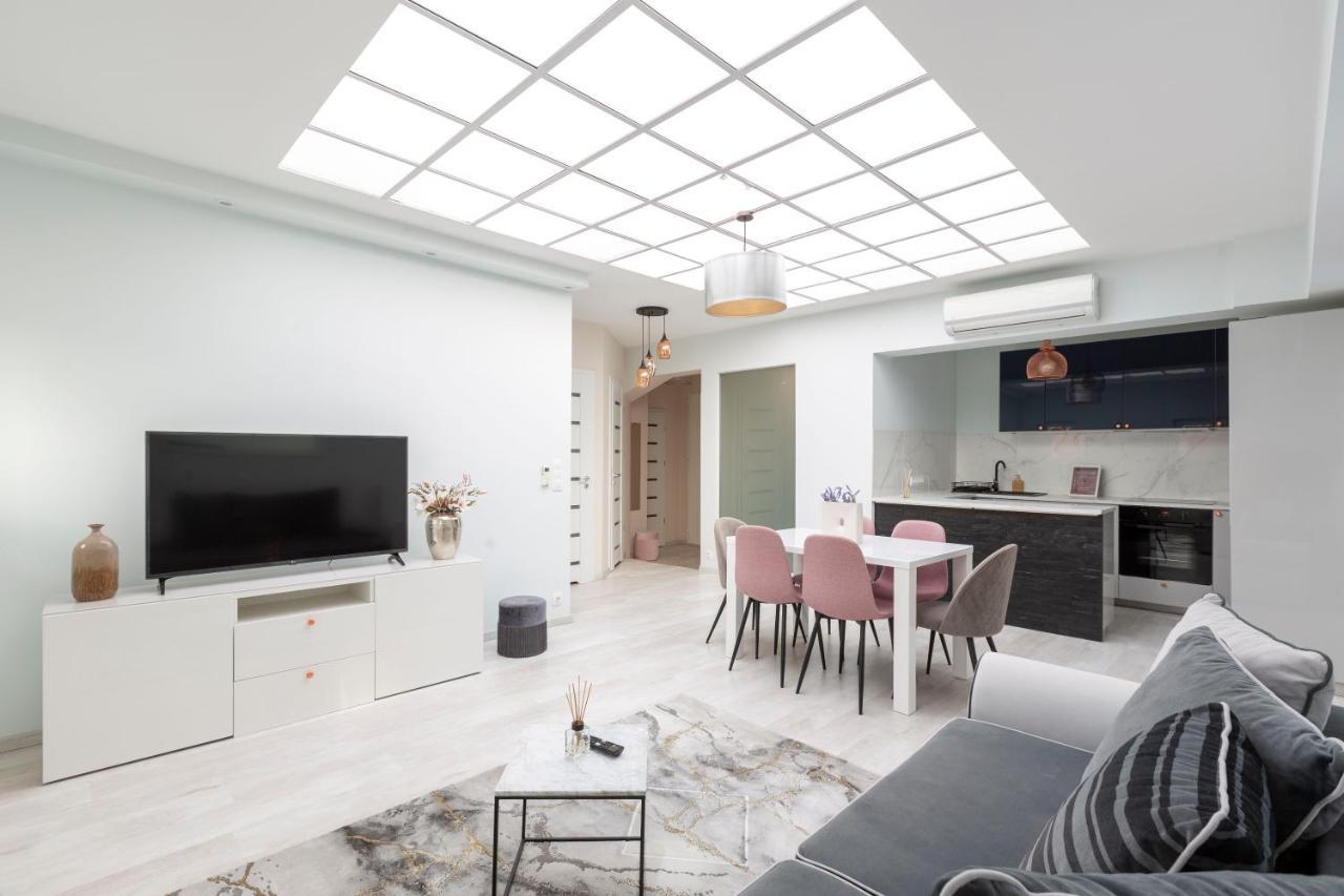 Luxurious Karoly In The Heart Of Apartment