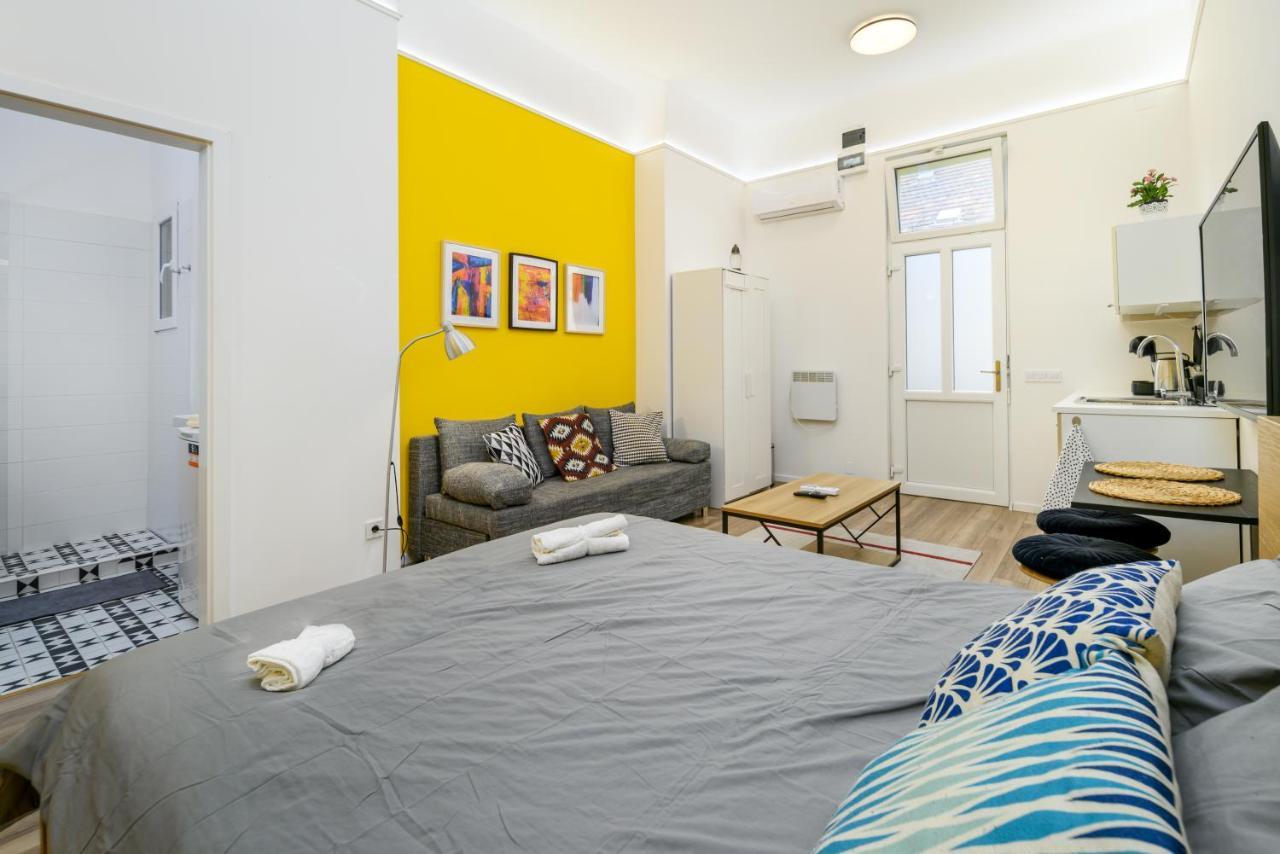 Stylish Yellow In The Heart Of Apartman