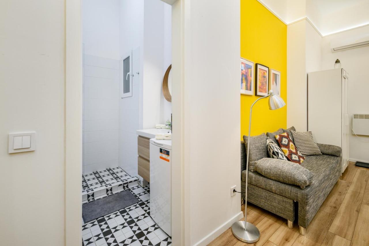 Stylish Yellow In The Heart Of Apartman