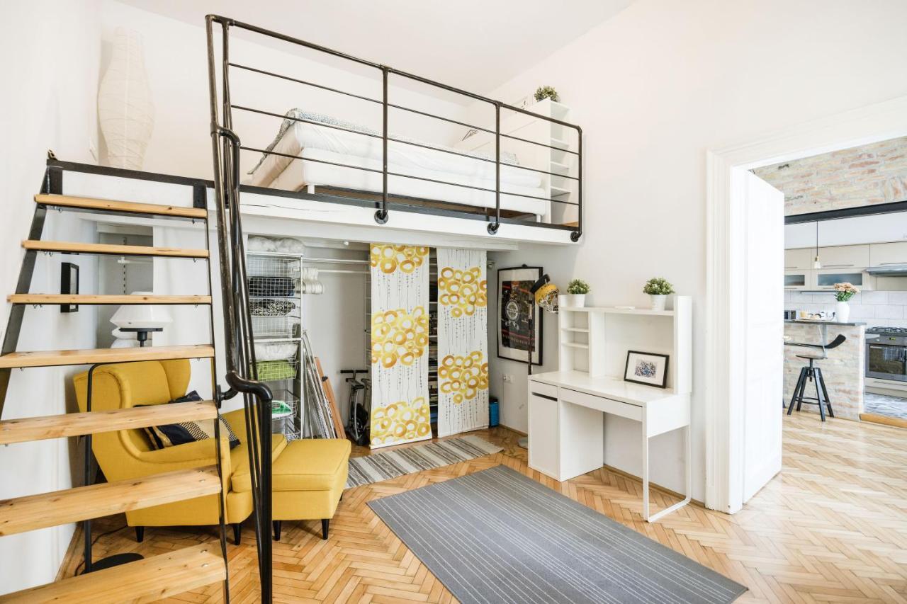 Live Like A Local At The Rustic Hockey Hut Appartement Boedapest