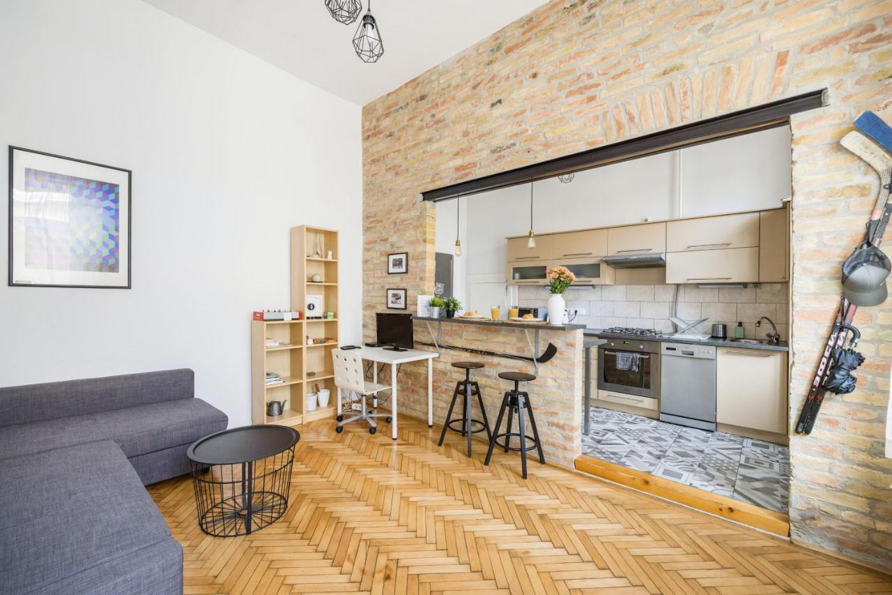 Live Like A Local At The Rustic Hockey Hut Appartement Boedapest