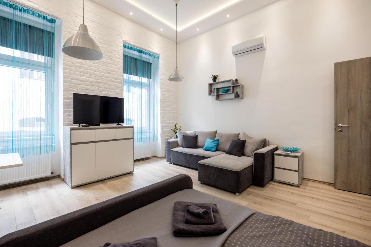 Elegant In Apartment Budapest