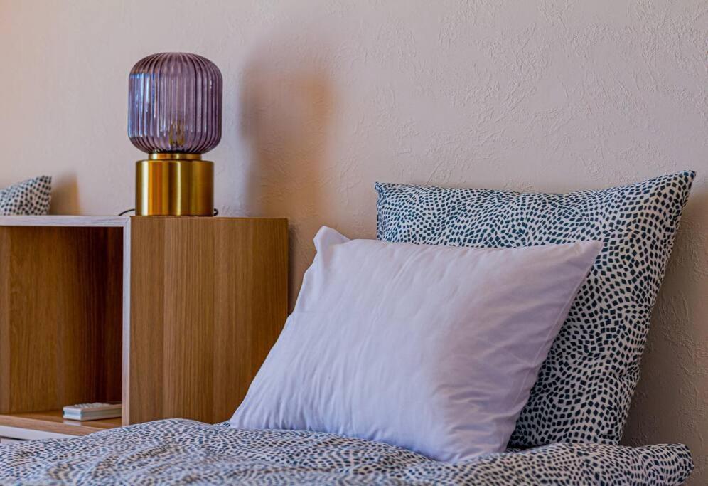 Roomy 80sqm At Center Free Parking Space, Ac & Balcony