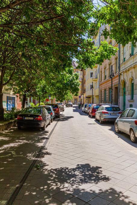 Appartement Roomy 80sqm At Center Free Parking Space, Ac & Balcony *