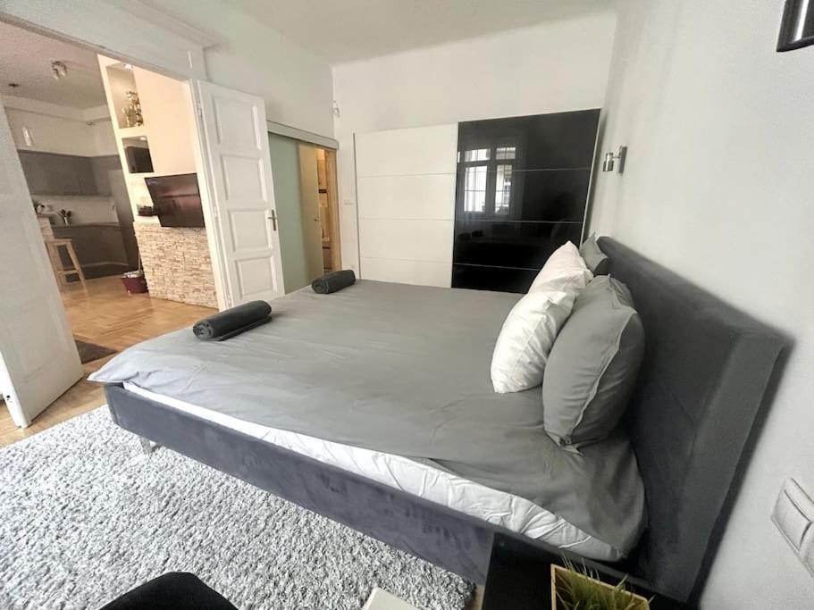 Modern Spacious Flat In Buda Apartmán *