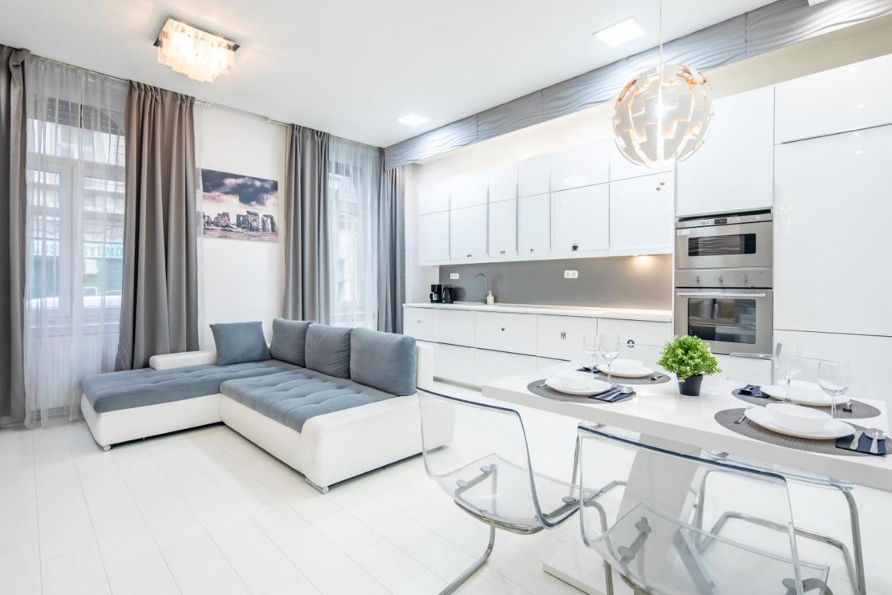 Cozy & Central With 2-bedroom Apartment *