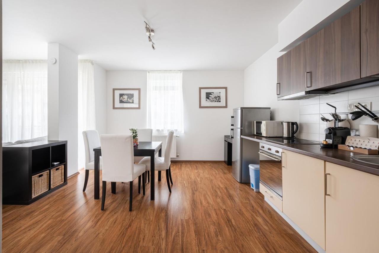 White Cascade Realty Apartman