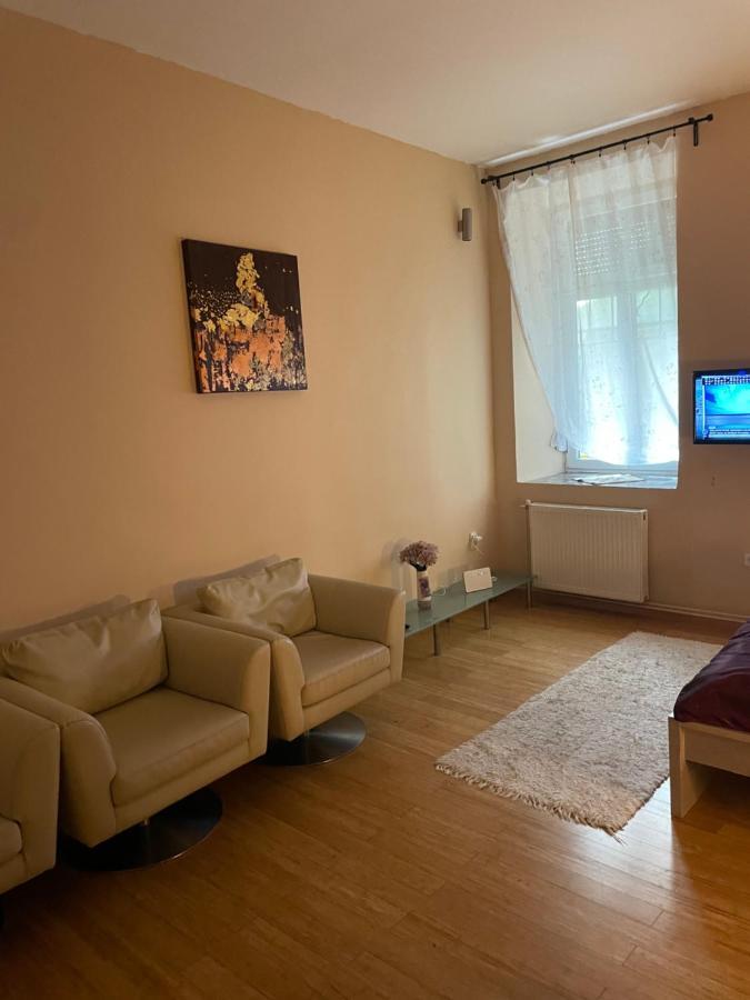 Clark Apartman ** *