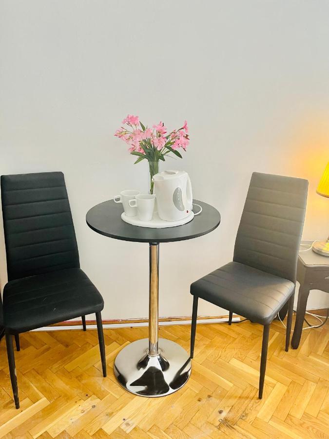 City Rooms Hostal *