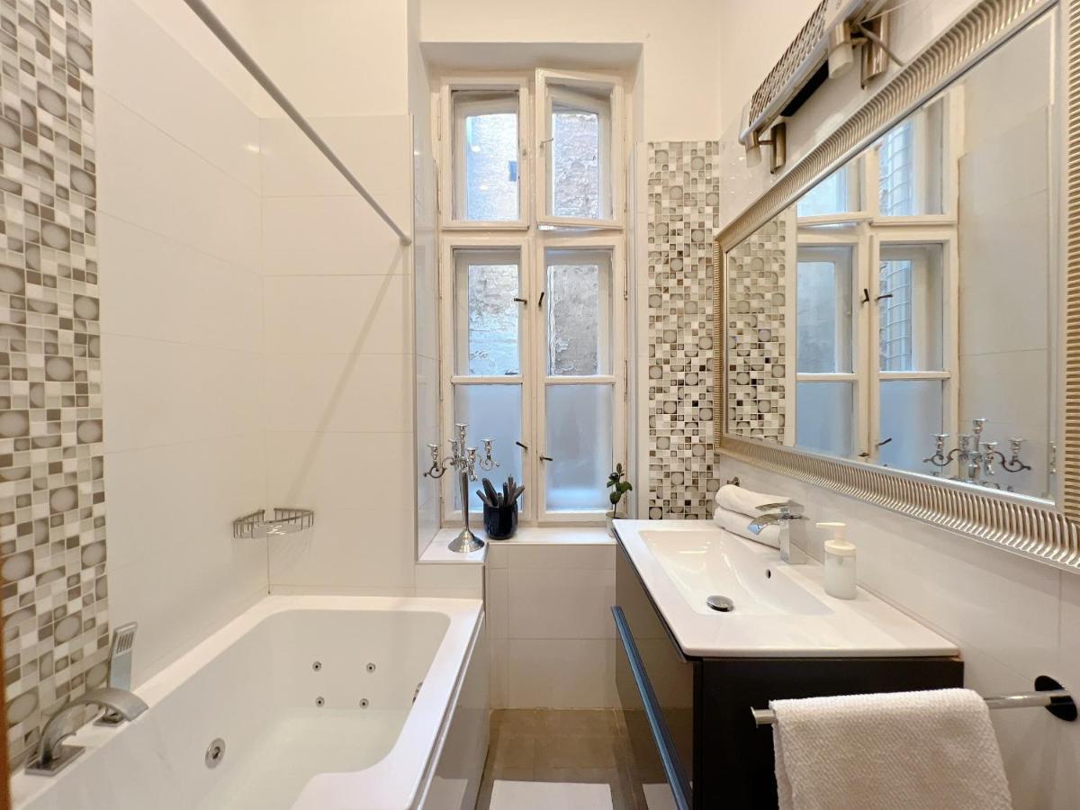 Duplex Penthouse With Sauna & Jacuzzi In The Centre Of Appartamento Budapest